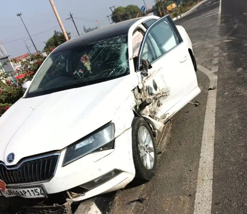 खड़ी कार को मारी टक्कर, वाहन क्षतिग्रस्त