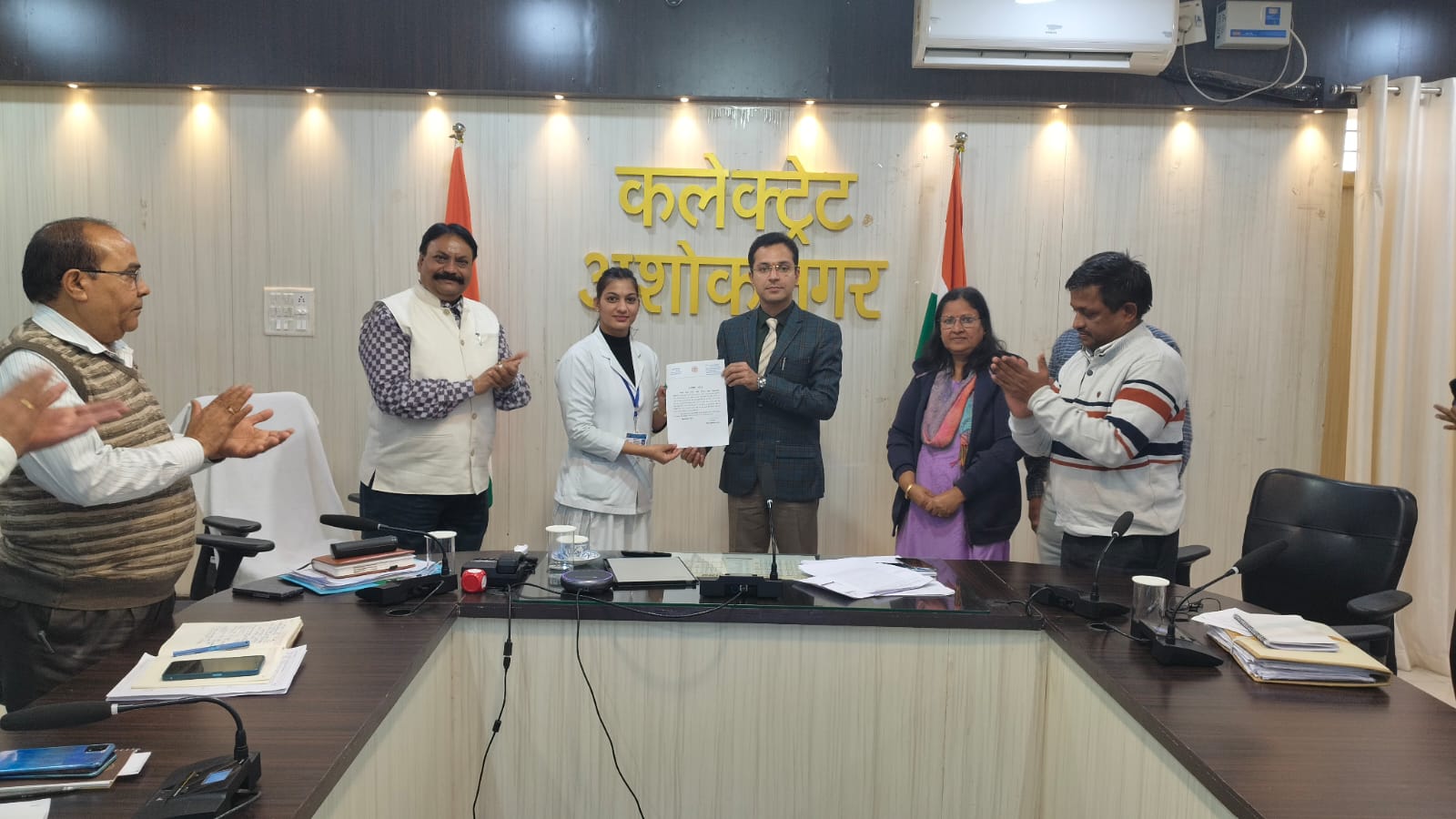 अशोकनगर: अस्पताल में नर्स ने मरीज को अंकल कहकर ड्रिंक करने पर रोका, कलेक्टर ने दिया प्रशंसा पत्र