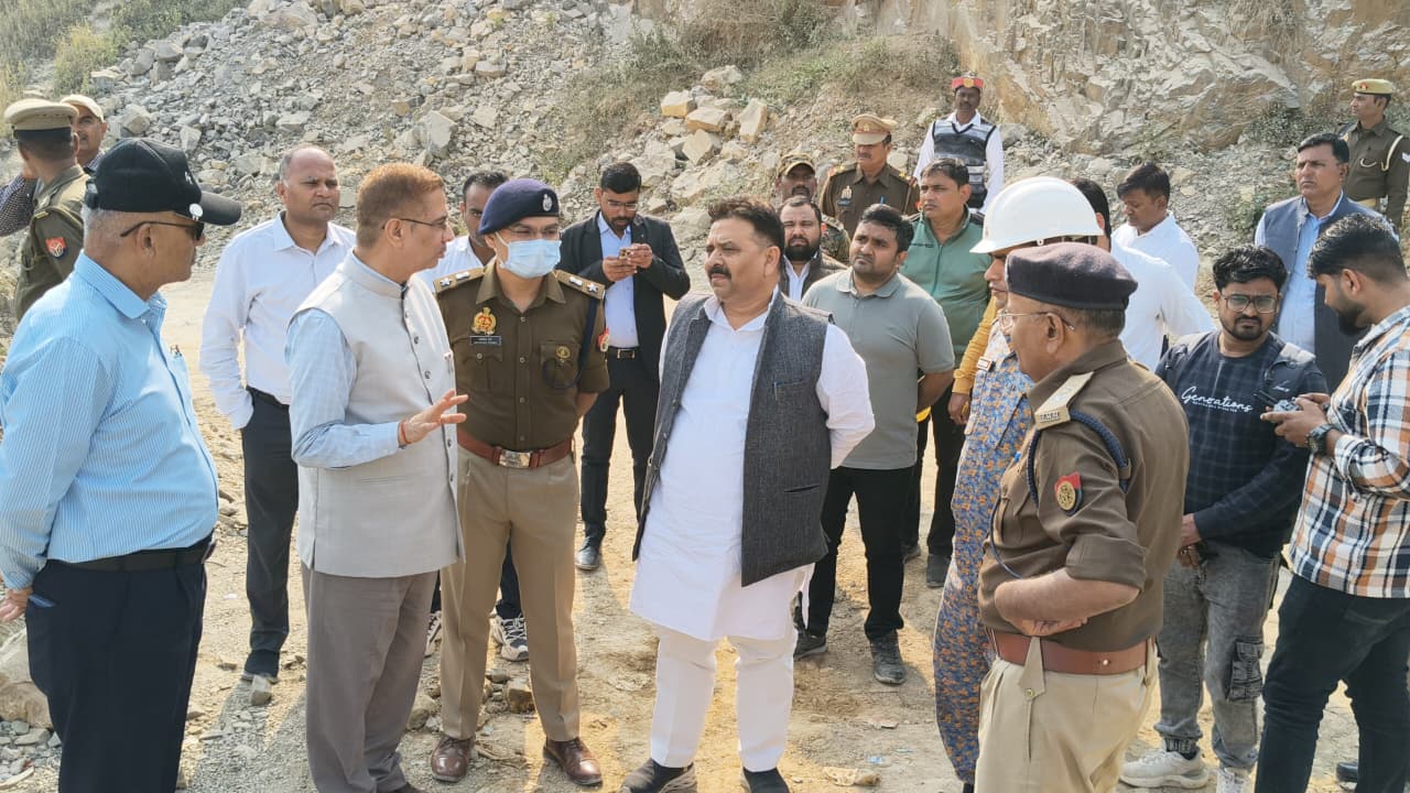 सोनभद्र खनन हादसा की जायजा लेते राज्य मंत्री रविन्द्र जायसवाल सोनभद्र खनन हादसा की जायजा लेते राज्य मंत्री रविन्द्र जायसवाल