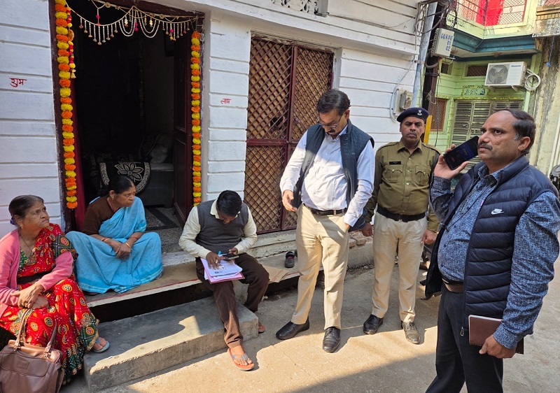 ग्वालियरः मतदाता सूची के विशेष गहन पुनरीक्षण के तहत ईएफ फॉर्म भरवाने का काम जारी