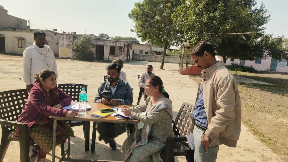 एसआईआर : मतदाता विशेष गहन पुनरीक्षण हेतु बीएलओ कर रहे संपर्क