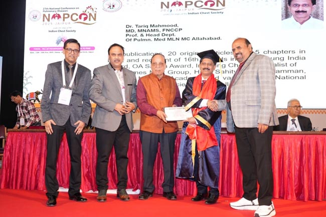 सम्मानित होते डॉ तारिक