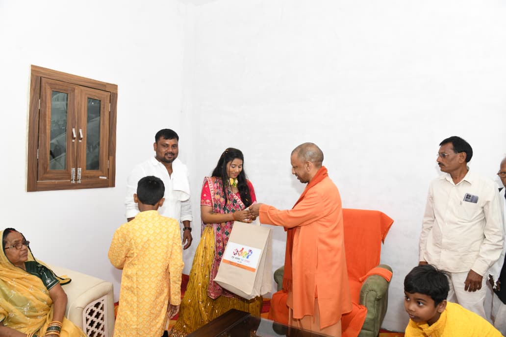 दीपक सिंह के घर मांगलिक कार्यक्रम में पहुंचे सीएम, बहन को दिया आशीर्वाद*