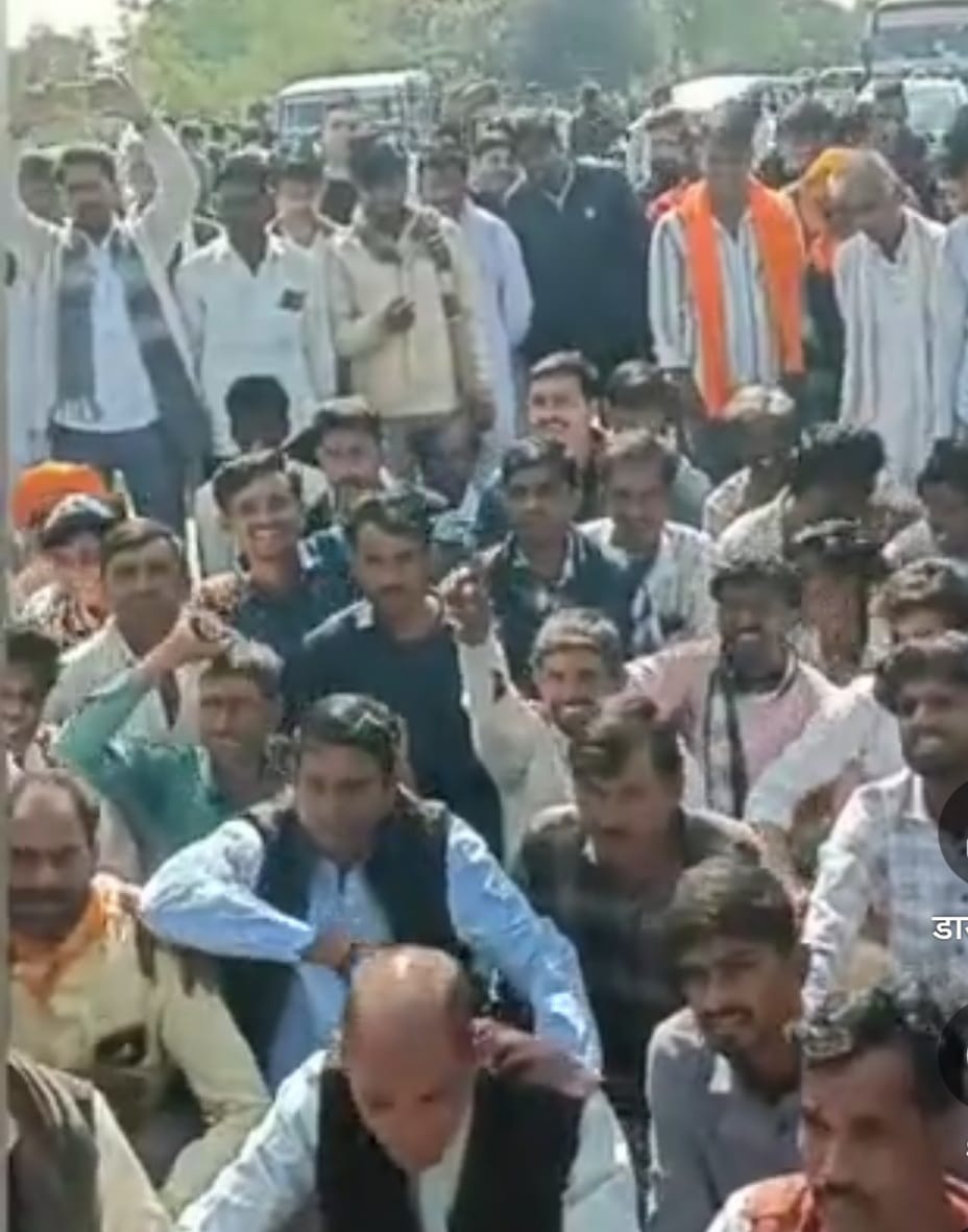 नाराज किसानों ने किया चक्काजाम, लिखित आश्वासन पर हटे नाराज किसानों ने किया चक्काजाम, लिखित आश्वासन पर हटे