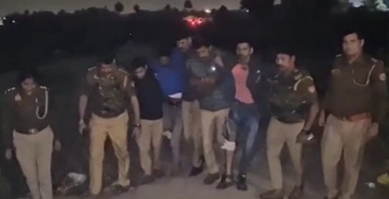 घायलों को ले जाती पुलिस