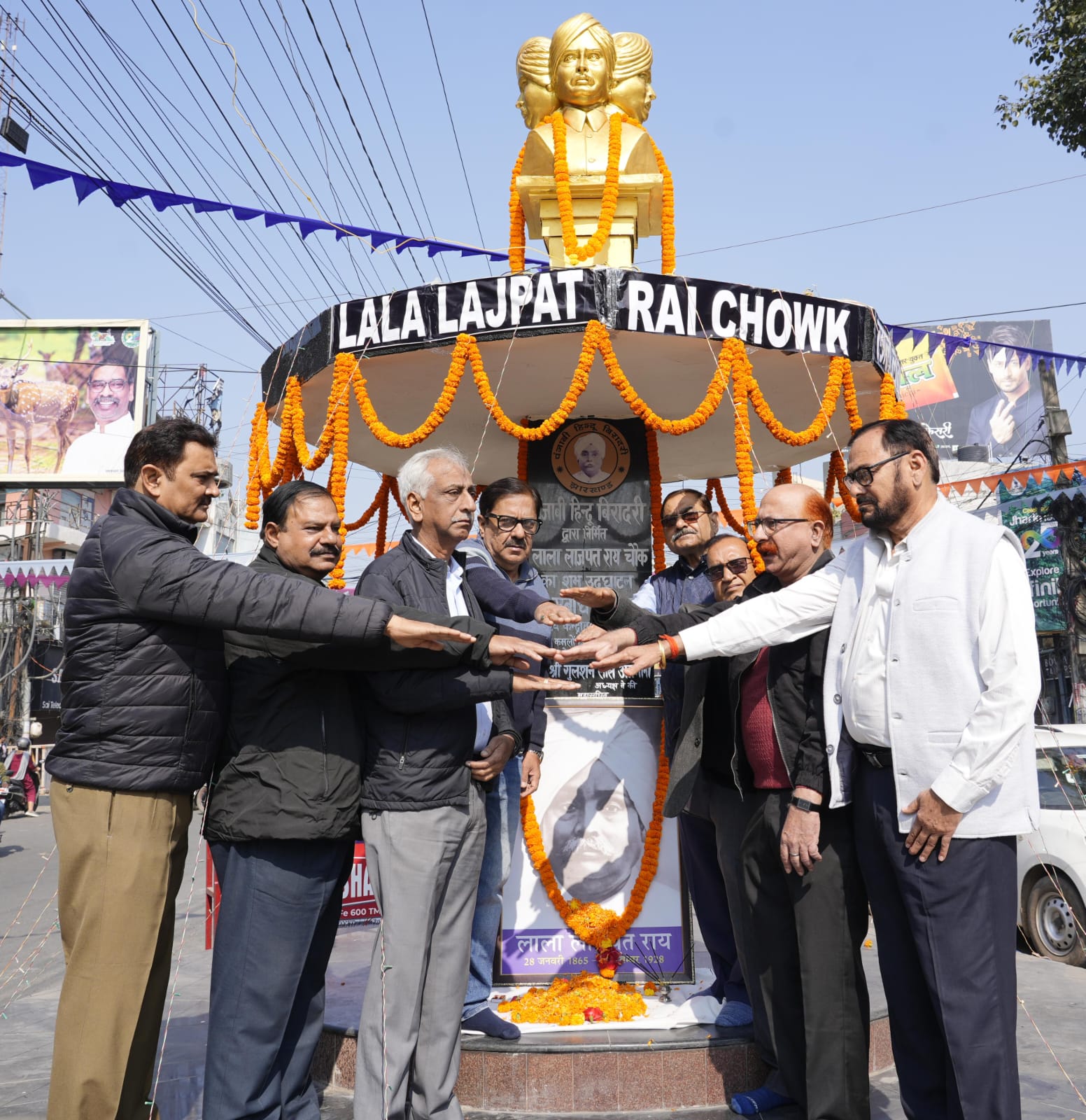 श्रद्धांजलि देते हुए श्रद्धांजलि देते हुए