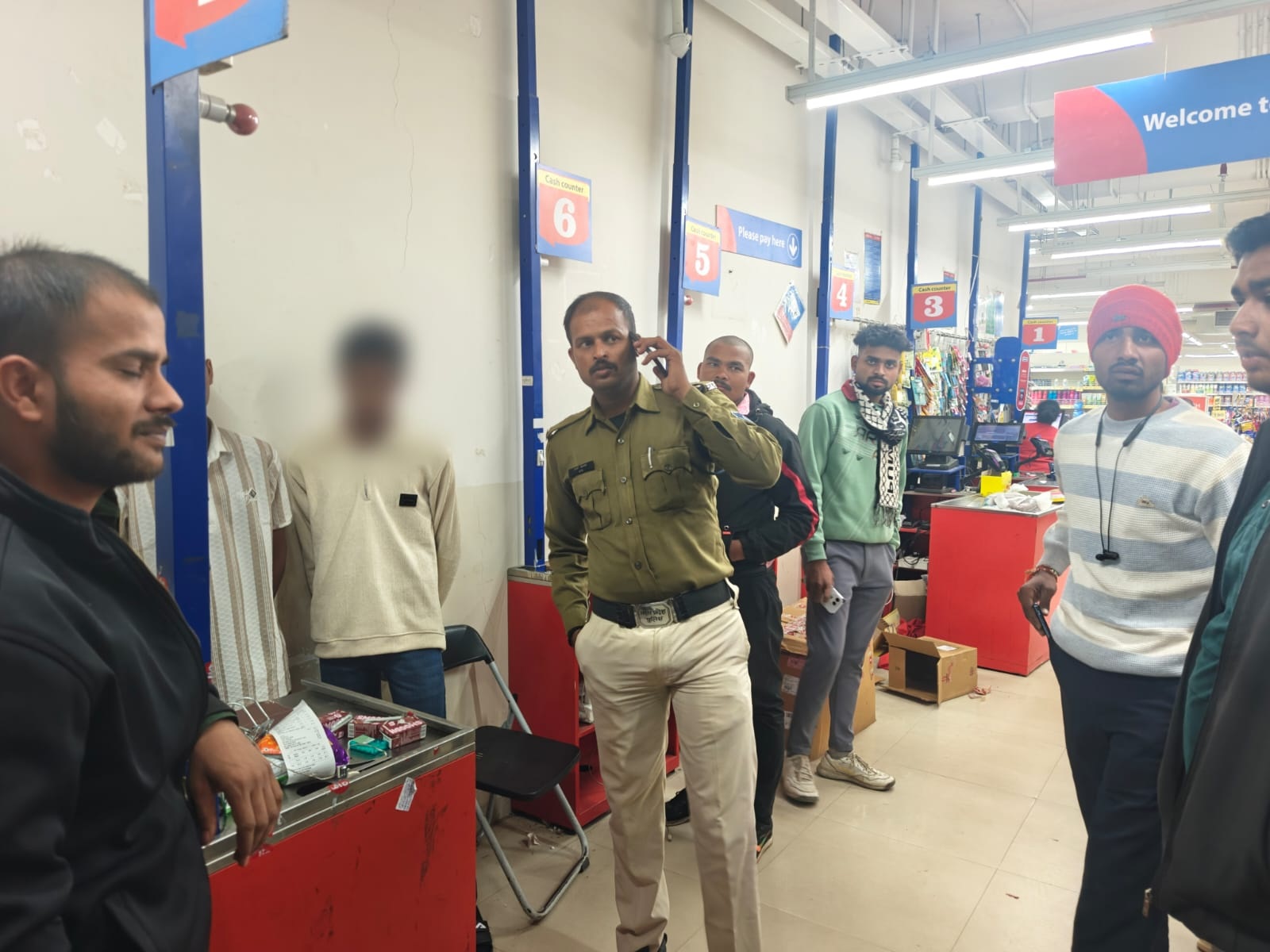 माॅल में पहुंची पुलिस