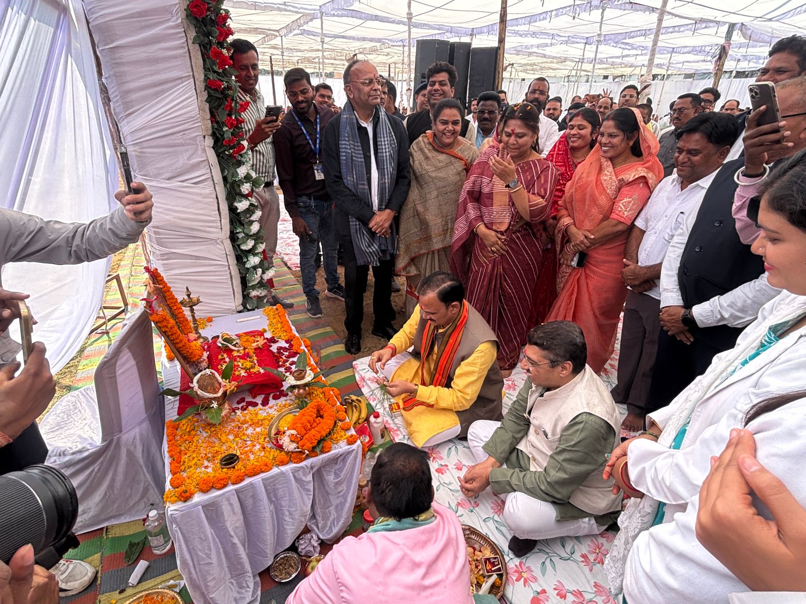 नवीन सिविल अस्पताल के भूमि पूजन एवं शिलान्यास के अवसर पर उपस्थित अतिथि।