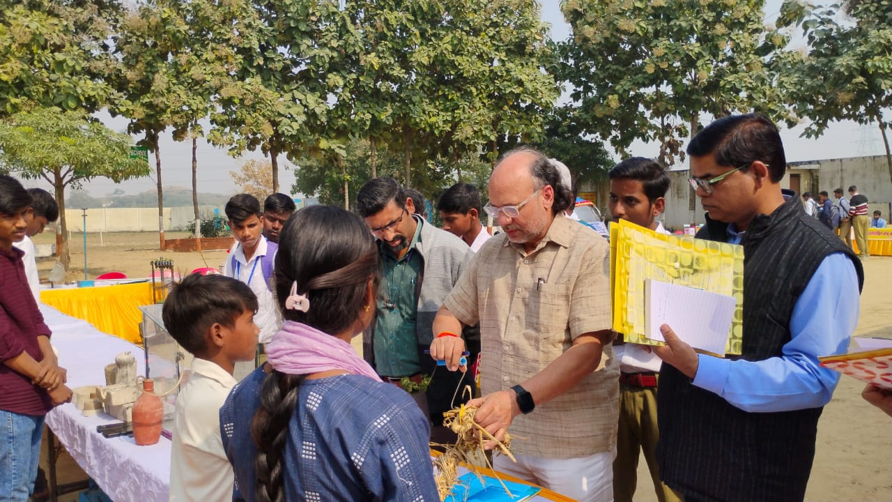 नवप्रवर्तन प्रदर्शनी एवं वैज्ञानिक व्याख्यान में जानकारी देते  जिला विज्ञान क्लब के समन्वयक सुशील कुमार पांडेय।