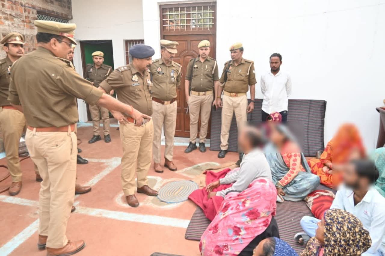 घटनास्थल का निरीक्षण करते एसपी