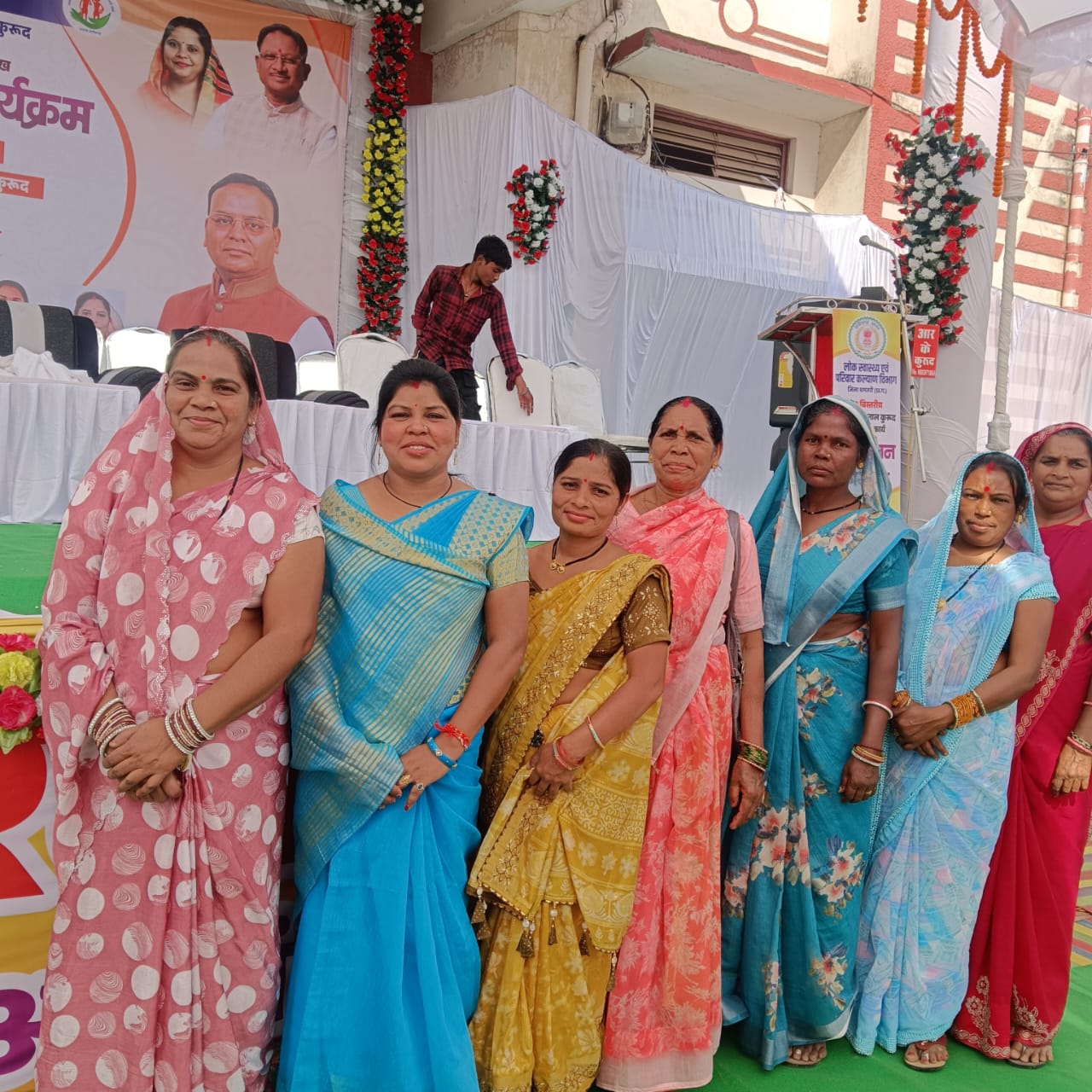 समूह में खड़ी हुई मितानिनें व अन्य महिलाएं।