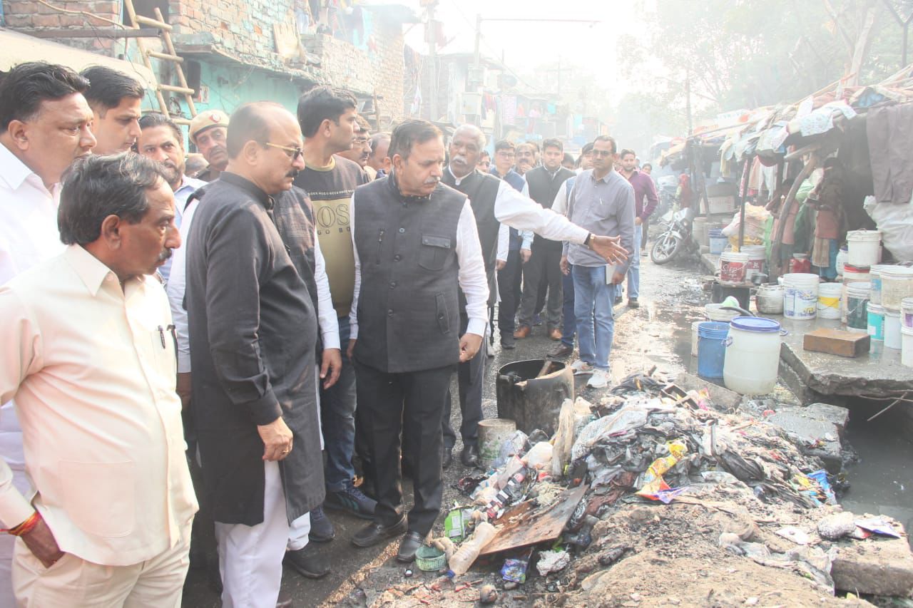 दिल्ली के शहरी विकास मंत्री आशीष सूद  सोमवार को पंजाबी बाग क्षेत्र में सफाई व्यवस्था का निरीक्षण करते  हुए