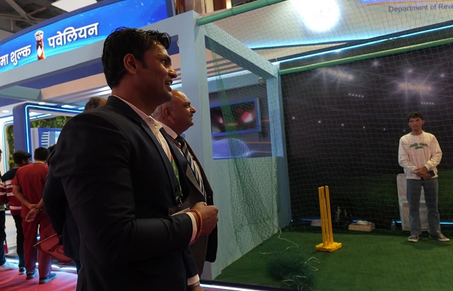 संवाददाताओं से बातचीत करते सीबीडीटी के अध्यक्ष रवि अग्रवाल