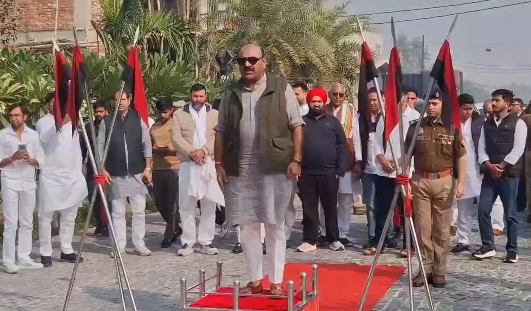 बागपत में गार्ड ऑफ ऑनर लेते डिप्टी सीएम