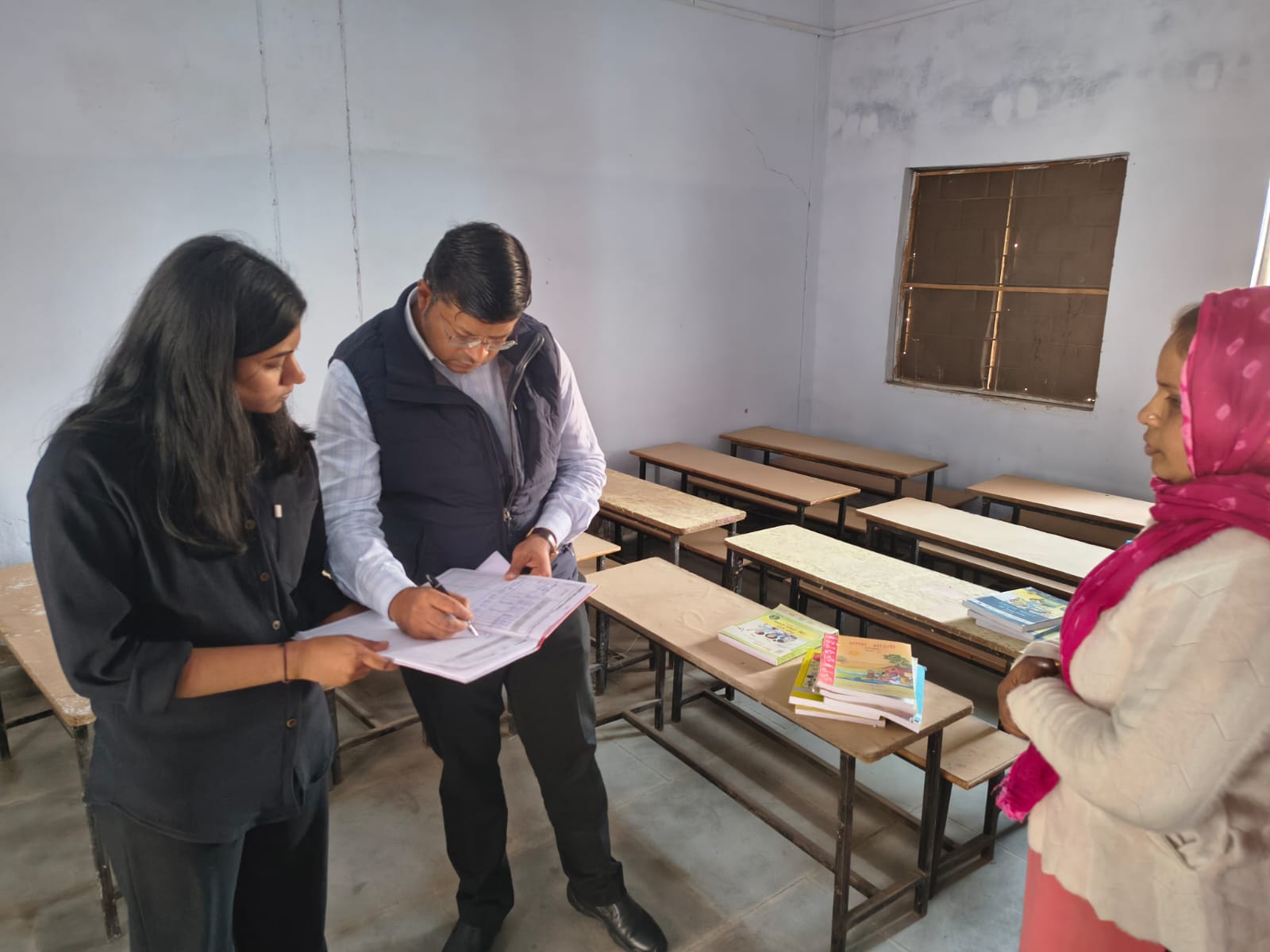 एक्सशन मोड में जिलाधीश, अनुपस्थिति 9 लोगों को किया निलंबित एक्सशन मोड में जिलाधीश, अनुपस्थिति 9 लोगों को किया निलंबित