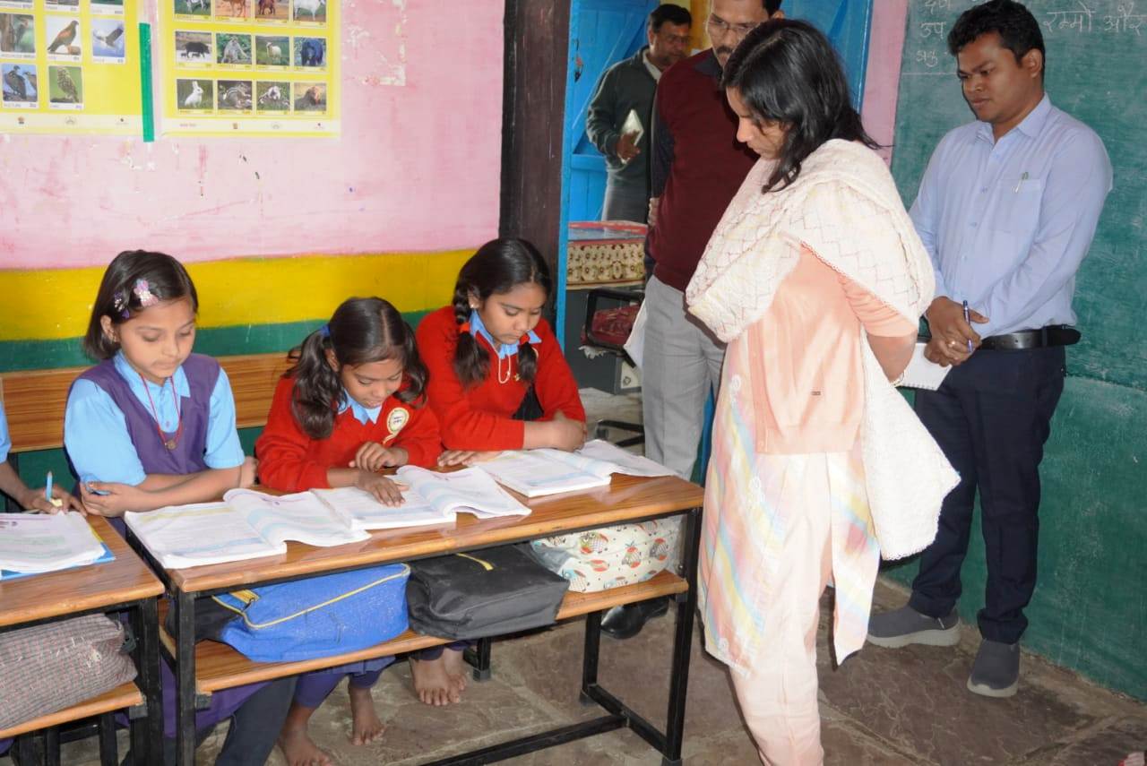 Seoni: Collector Sheetla Patle conducted a surprise inspection of schools, boosted the enthusiasm of children by having cordial conversations with them.