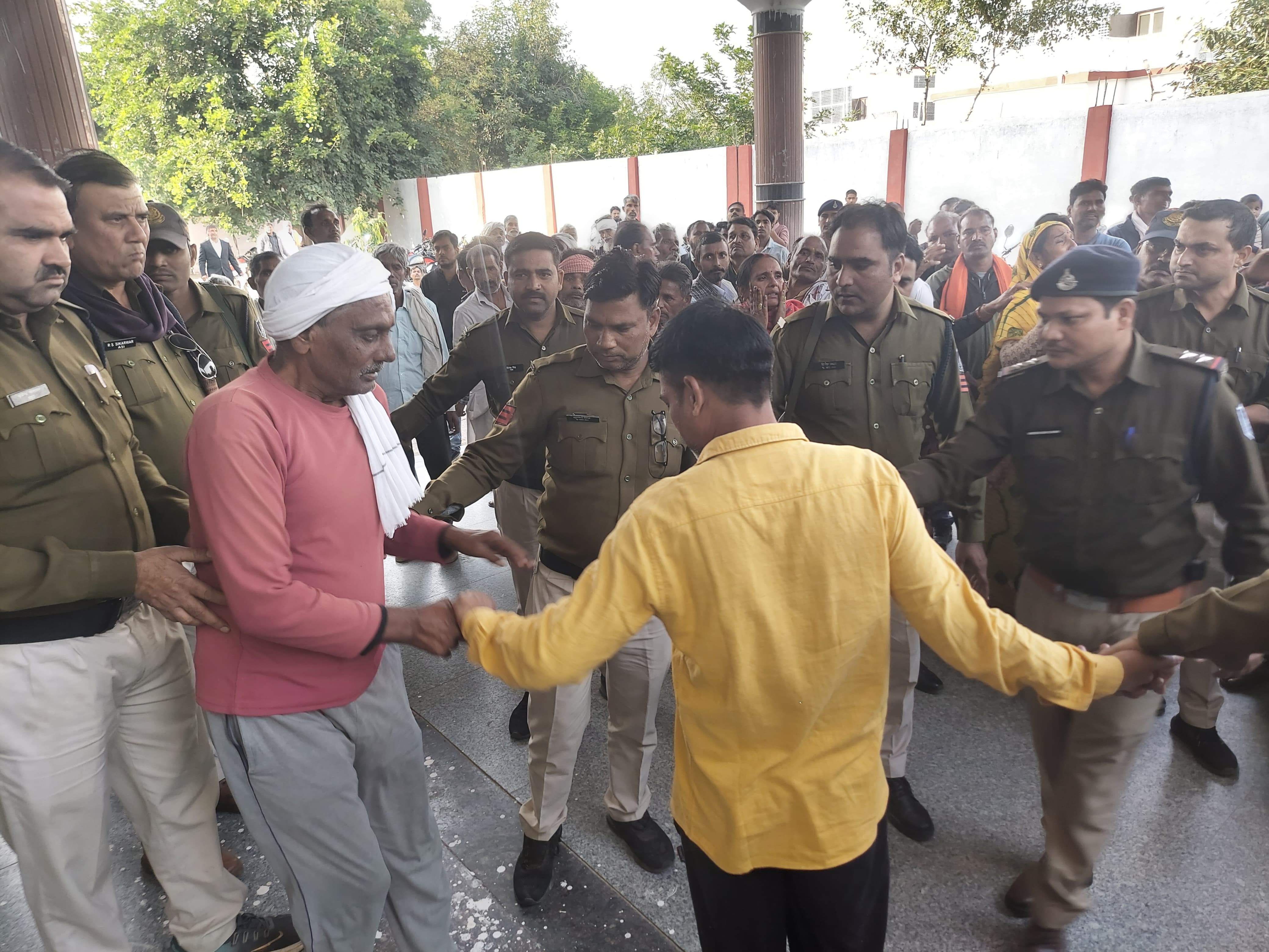 - जहरीली शराब पीने से 24 लोगों की हो गई थी मृत्यु