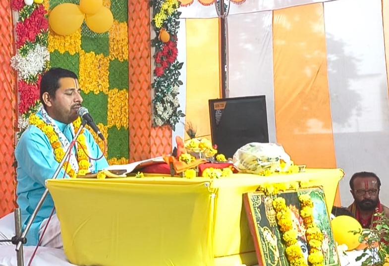 श्रीमद्भागवतकथा सुनाते पंडित अजीत कृष्ण शास्त्री।