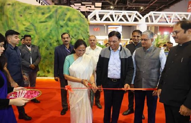 ईपीएफओ के पहले आधुनिक डिजिटल मंडप का उद्घाटन करते डॉ. मनसुख मांडविया और  शोभा करंदलाजे