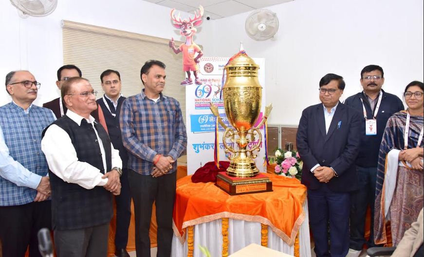 ट्राफी का अनावरण करते चन्द्र भूषण सिंह