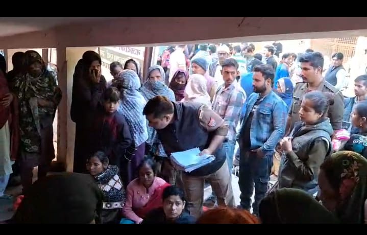 फर्रुखाबाद में प्रसूता की मौत पर पंचनामा की कार्रवाई करती पुलिस व लोगों की भीड़।