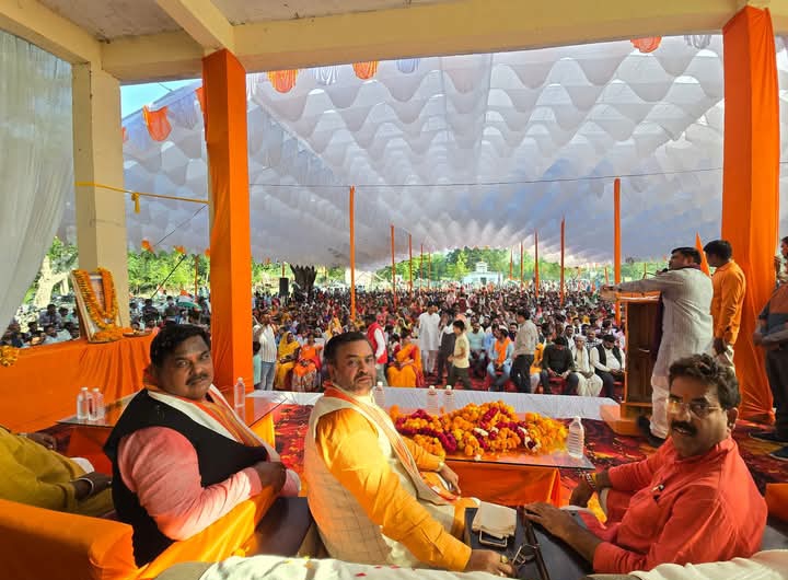 मंच पर मौजूद विधायक एवं जिला अध्यक्ष मंच पर मौजूद विधायक एवं जिला अध्यक्ष