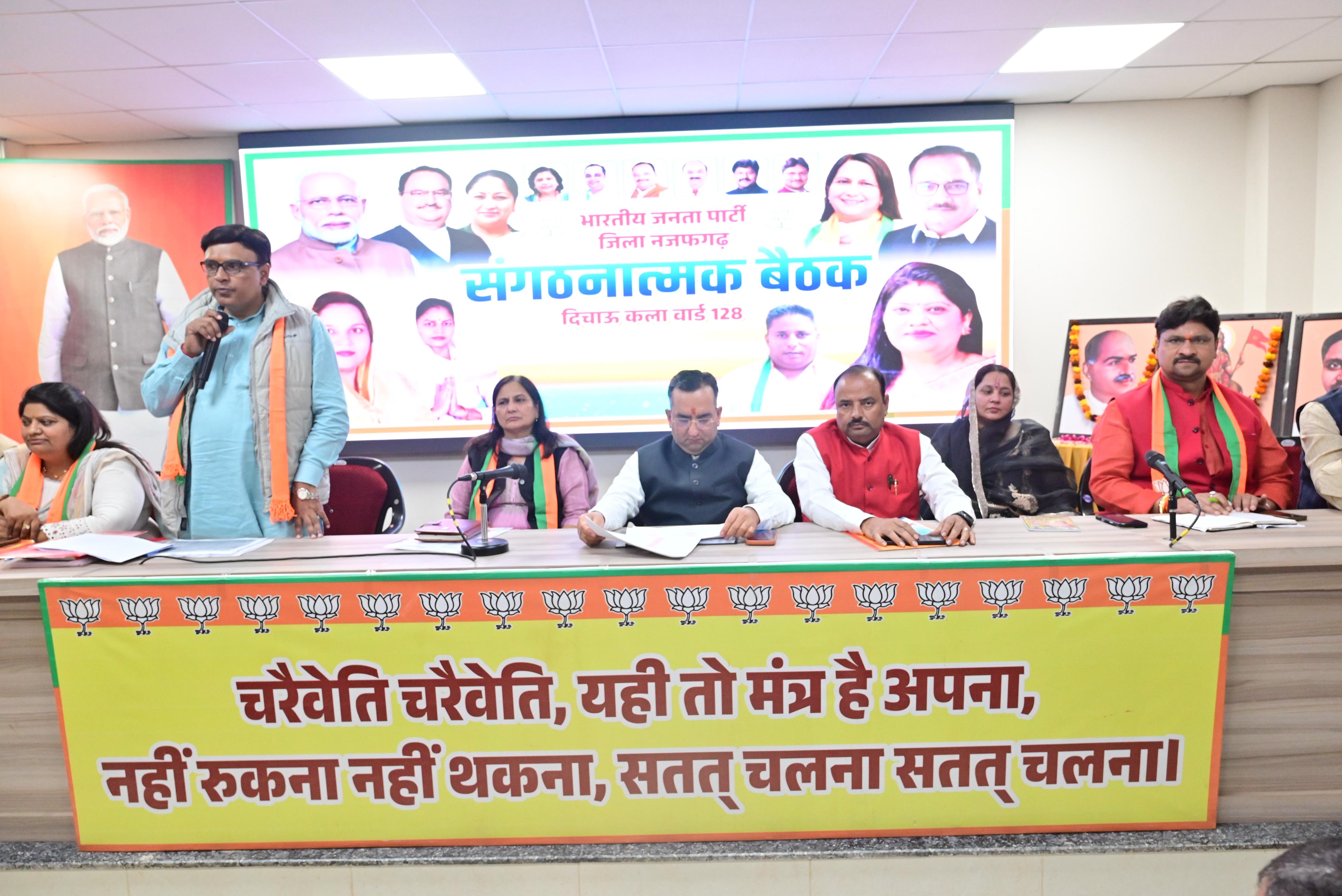 पवन राणा एमसीडी उपचुनाव को लेकर सांसद कमलजीत सेहरावत और भाजपा के नेताओं के साथ बैठक में।