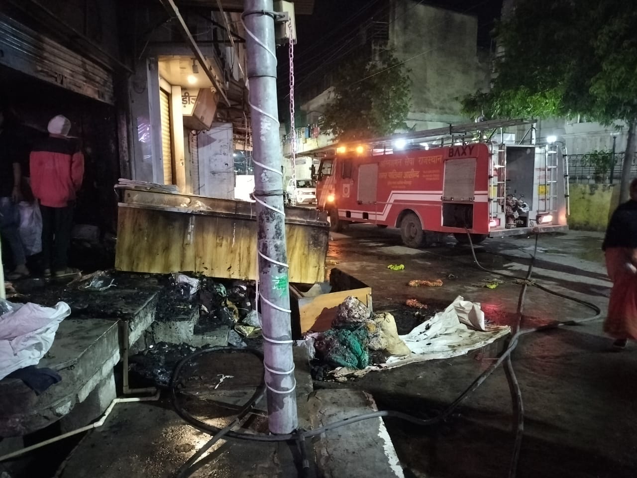 आसींद में देर रात सनसनीखेज आगजनी, अज्ञात युवक ने ज्वलनशील पदार्थ छिड़ककर कार सहित 10 से अधिक दुकानों को किया राख, व्यापारियों में हड़कंप