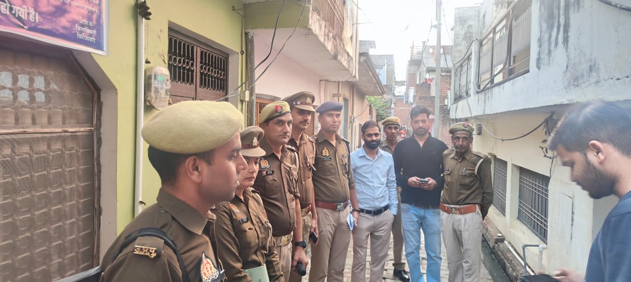 संपत्ति कुर्क करती पुलिस टीम संपत्ति कुर्क करती पुलिस टीम
