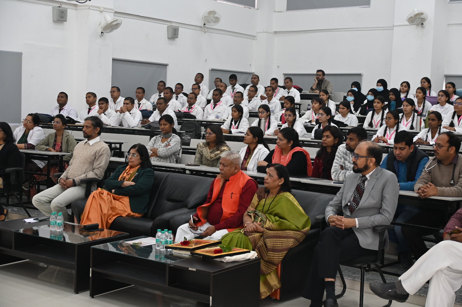 सेमिनार में जानकारी लेते हुए मेडिकल कॉलेज के छात्र छात्राएं और शिक्षक डाक्टर