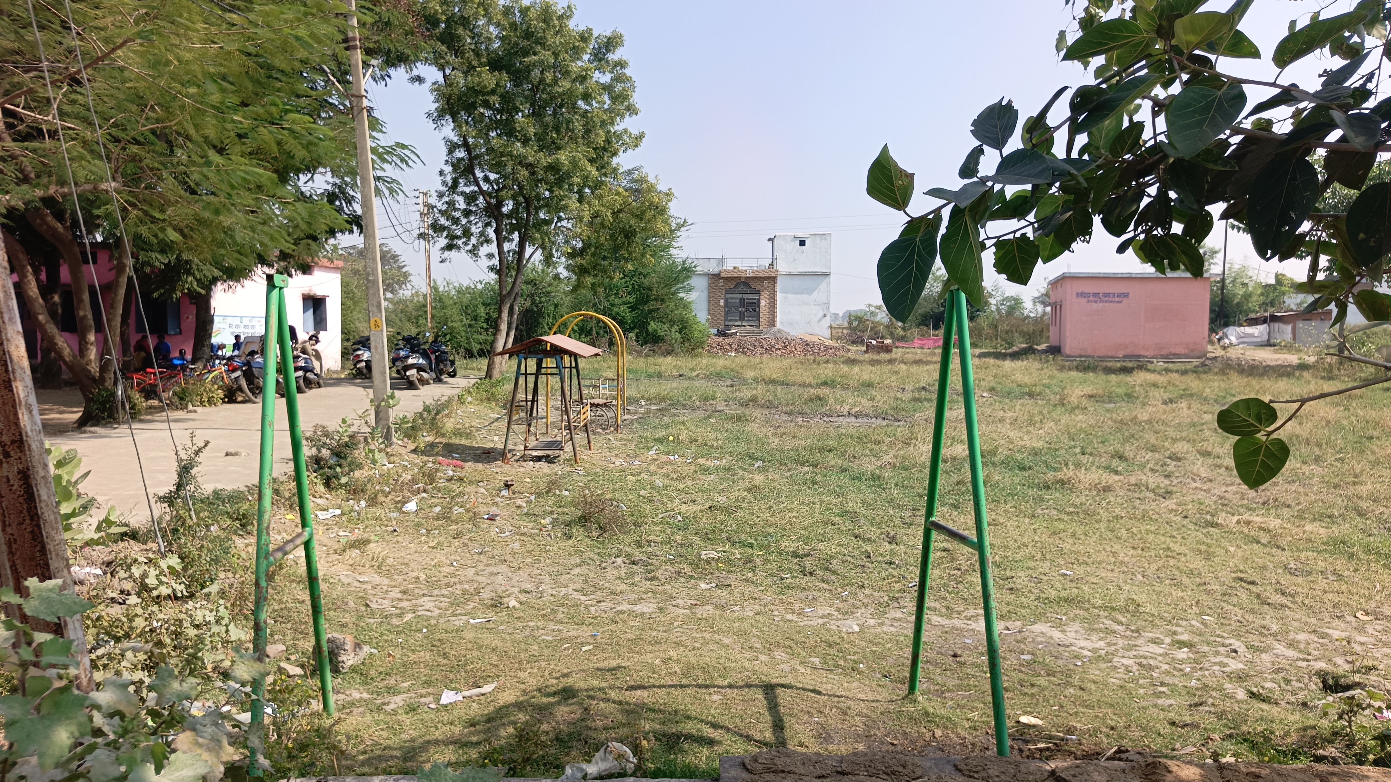 बठेना स्कूल परिसर में बना ओपन गार्डन जर्जर हो गया है।