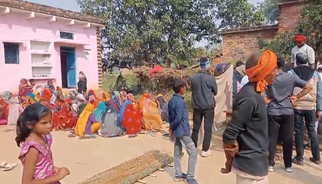 वृद्ध की मौत पर विलाप करते परिजन।