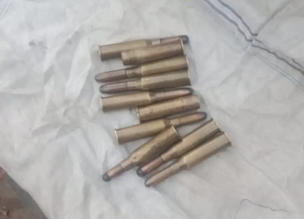 सफाई कर्मियों को कपड़े में मिले जिंदा और खोका कारतूस