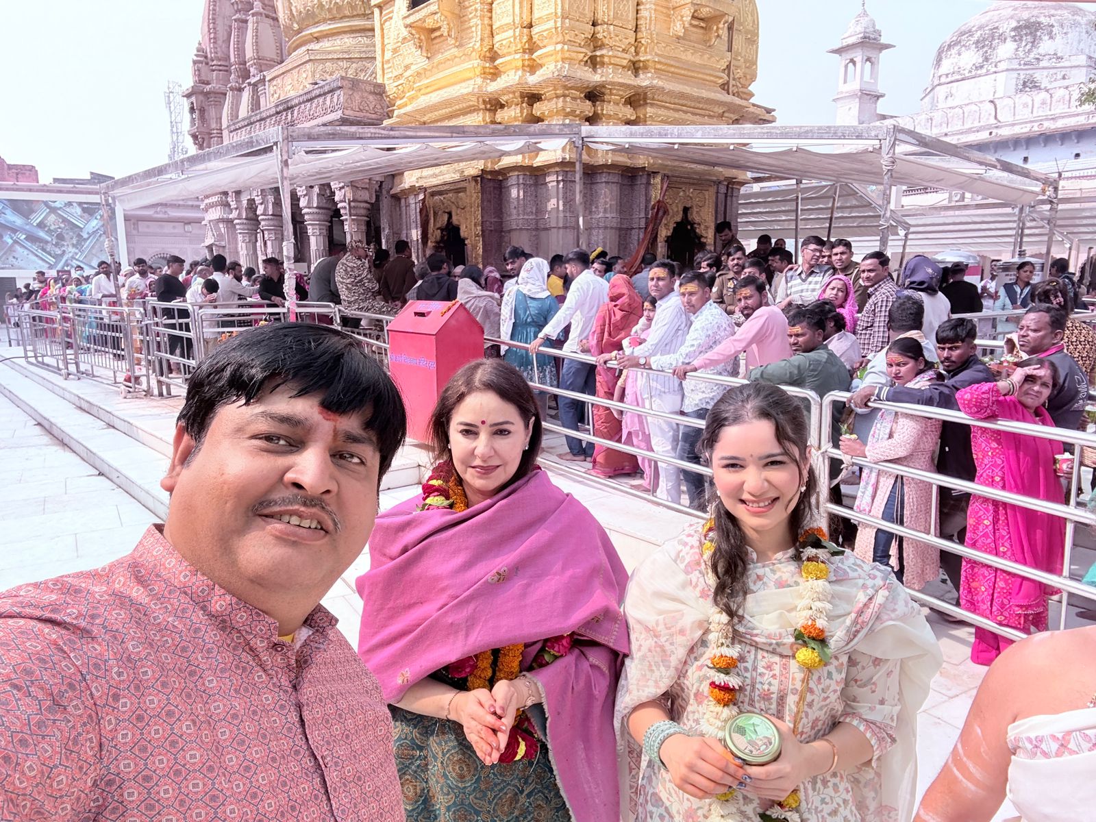 काशी विश्वनाथ मंदिर मे सारा