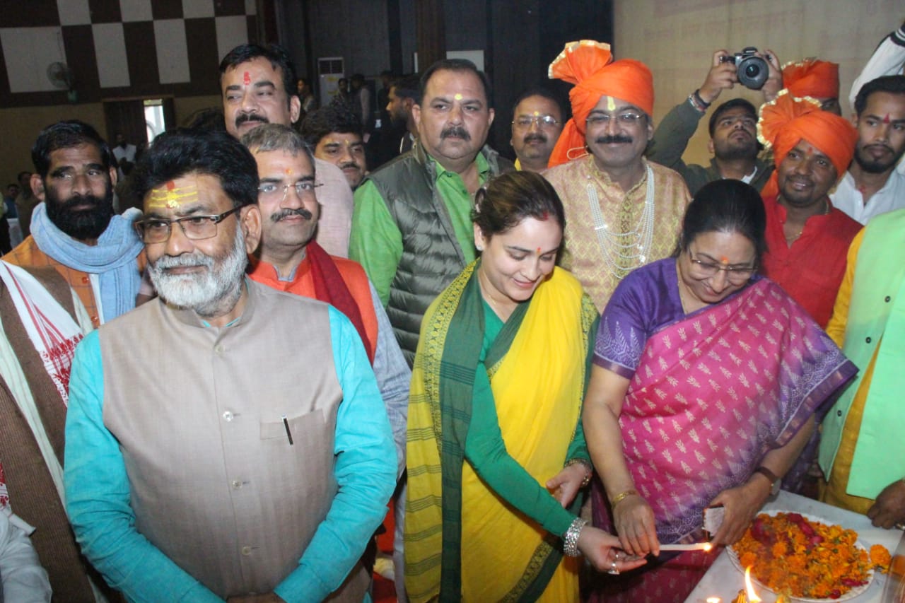 कार्यक्रम का शुभारंभ करते अतिथि