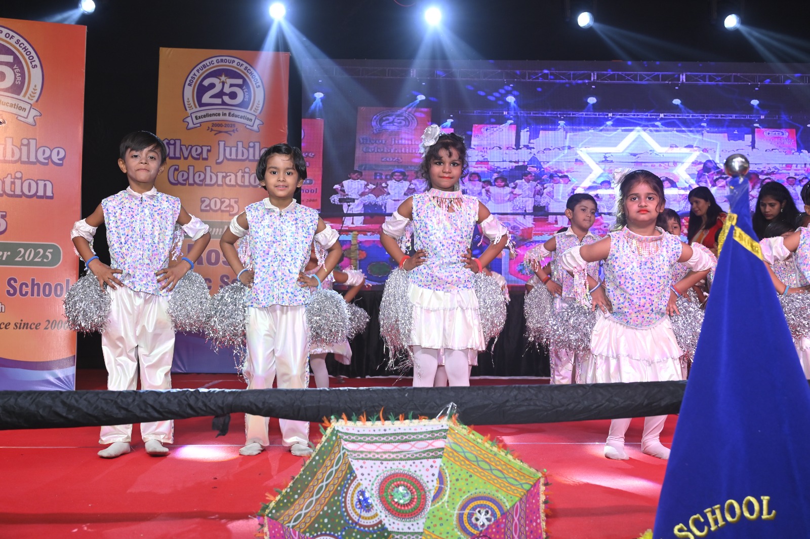 फर्रुखाबाद।रोजी पब्लिक स्कूल में कार्यक्रम पेश कर रहे बच्चे। फर्रुखाबाद।रोजी पब्लिक स्कूल में कार्यक्रम पेश कर रहे बच्चे।