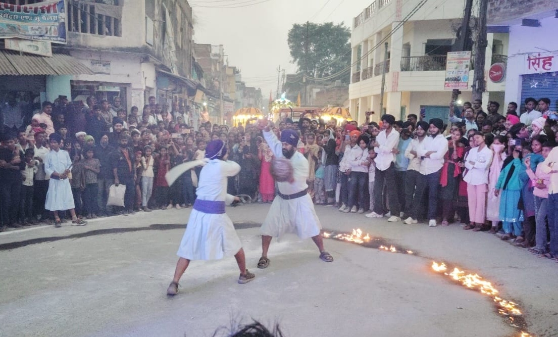 शोभायात्रा में करतब दिखाते लोग। शोभायात्रा में करतब दिखाते लोग।