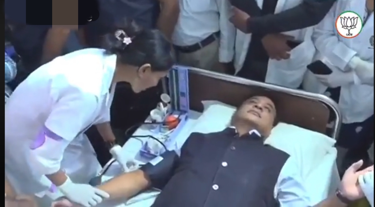 जुबीन गर्ग के जन्मदिन पर गुवाहाटी में रक्तदान करते असम के मुख्यमंत्री डॉ हिमंत बिस्व सरमा।