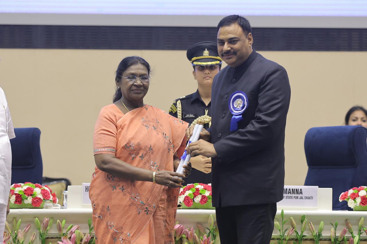 राष्ट्रपति से प्रतिष्ठित पुरस्कार ग्रहण करते जिलाधिकारी पवन कुमार गंगवार राष्ट्रपति से प्रतिष्ठित पुरस्कार ग्रहण करते जिलाधिकारी पवन कुमार गंगवार