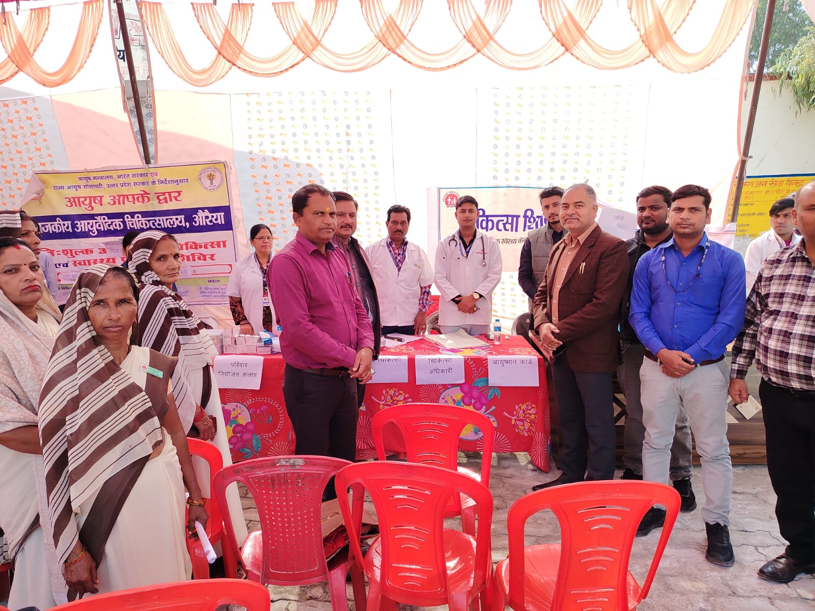 गांव में लगा अरोग्य मेला में उपस्थित स्वास्थ विभाग की टीम।