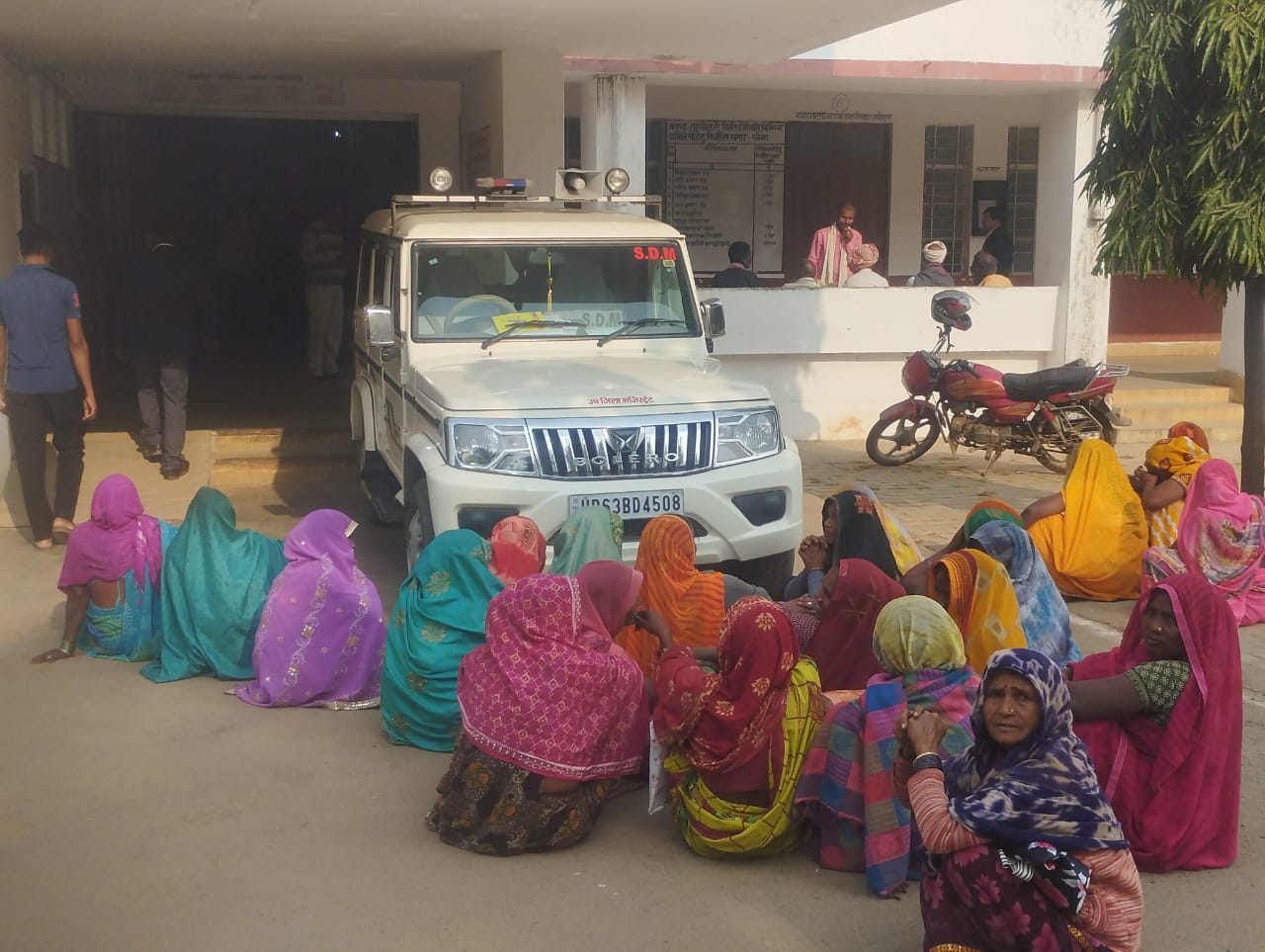विरोध स्वरूप एसडीएम के वाहन के सामने बैठकर प्रदर्शन करती महिलाएं।
