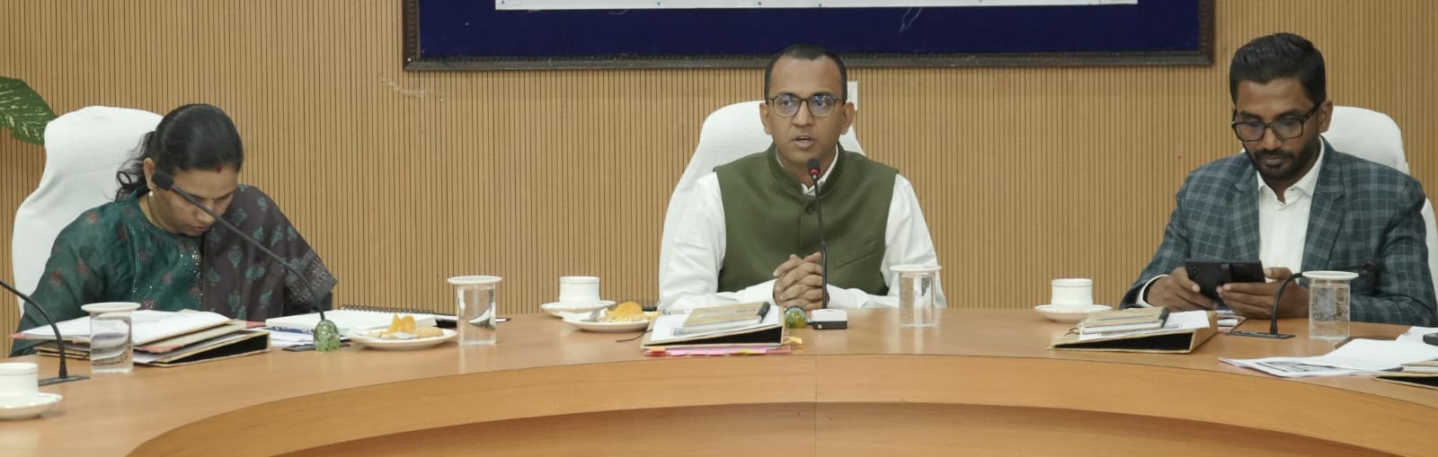 कोरबा कलेक्टर अजीत वसंत ने समय-सीमा बैठक में दिए निर्देश: मेगा प्रोजेक्ट और धान खरीदी कार्यों को तेज गति से पूरा करने पर जोर