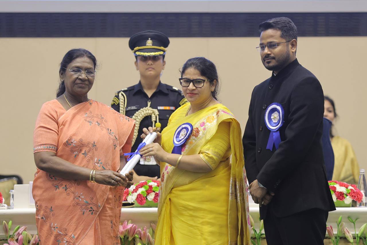 तत्कालीन जिलाधिकारी प्रियंका निरंजन तथा मुख्य विकास अधिकारी विशाल कुमार ने राष्ट्रपति से यह प्रतिष्ठित पुरस्कार ग्रहण किया। तत्कालीन जिलाधिकारी प्रियंका निरंजन तथा मुख्य विकास अधिकारी विशाल कुमार ने राष्ट्रपति से यह प्रतिष्ठित पुरस्कार ग्रहण किया।
