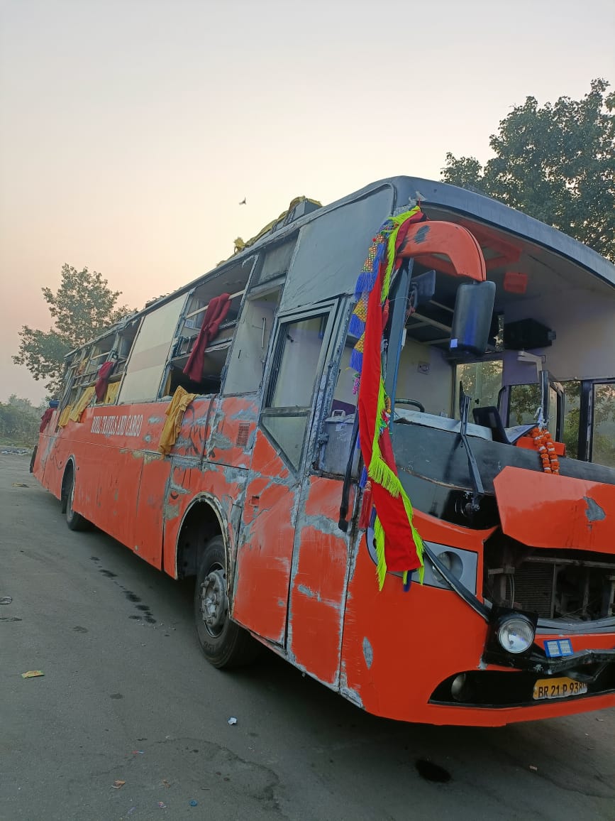 घटना के बाद क्षतिग्रस्त हुई बस का छायाचित्र