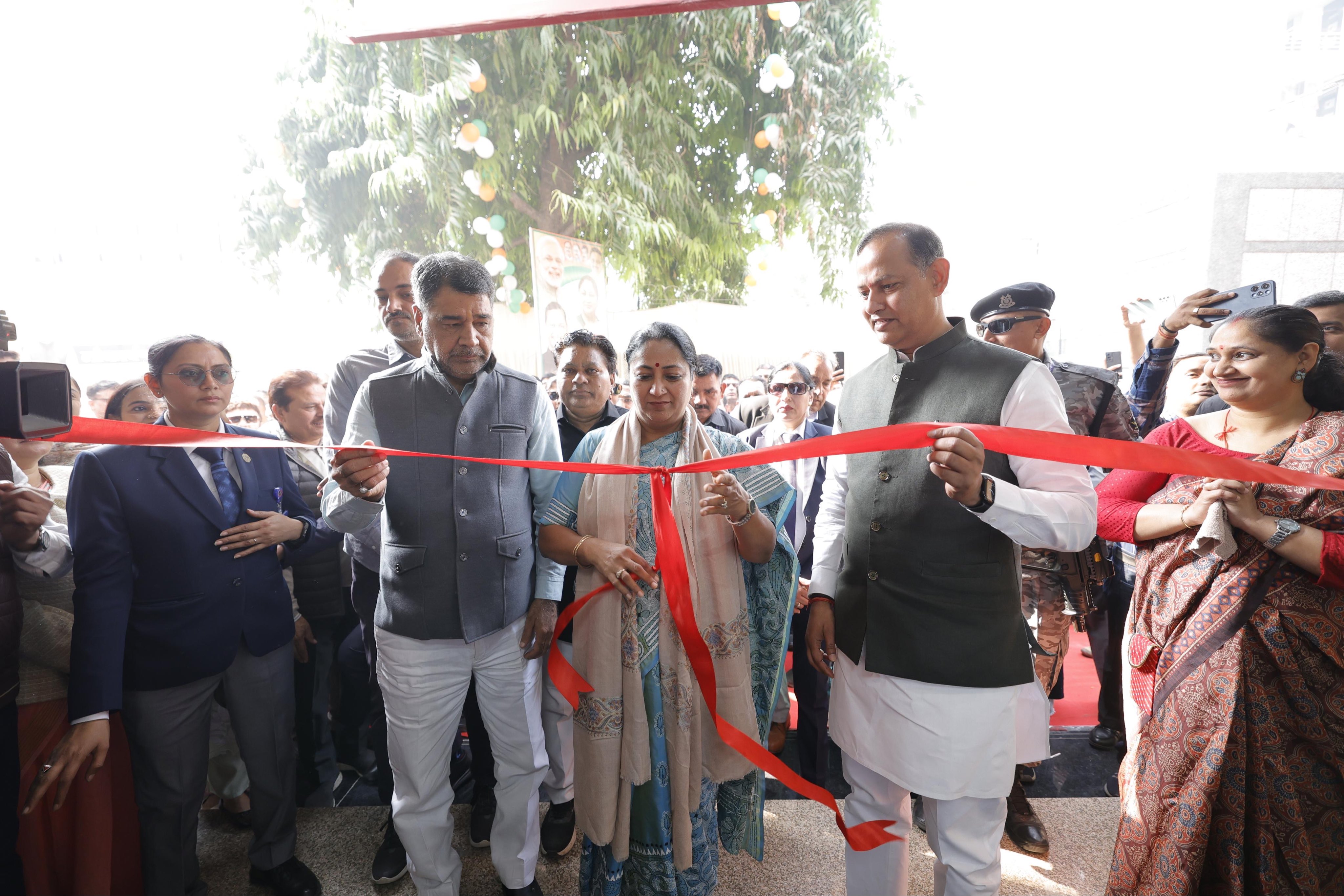 मुख्यमंत्री रेखा गुप्ता और मंत्री  रविंद्र इंद्रराज