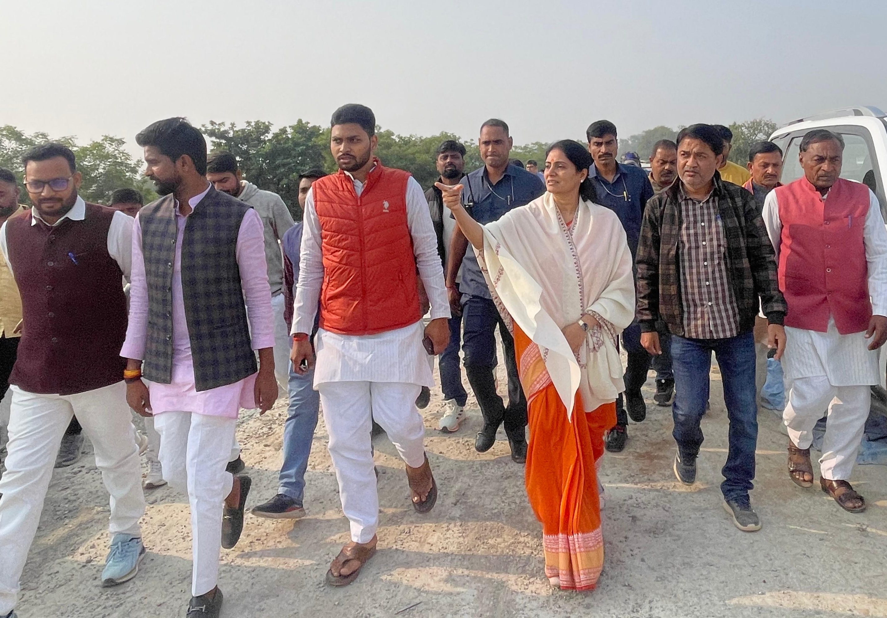 आमघाट रेलवे ओवरब्रिज का स्थलीय निरीक्षण करती केन्द्रीय राज्यमंत्री अनुप्रिया पटेल।