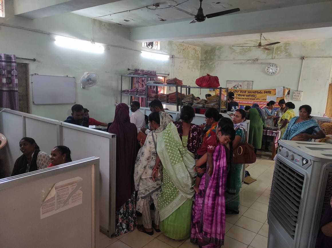 नगर निगम कार्यालय में पथ विक्रेताओं की उमड़ी भीड़।