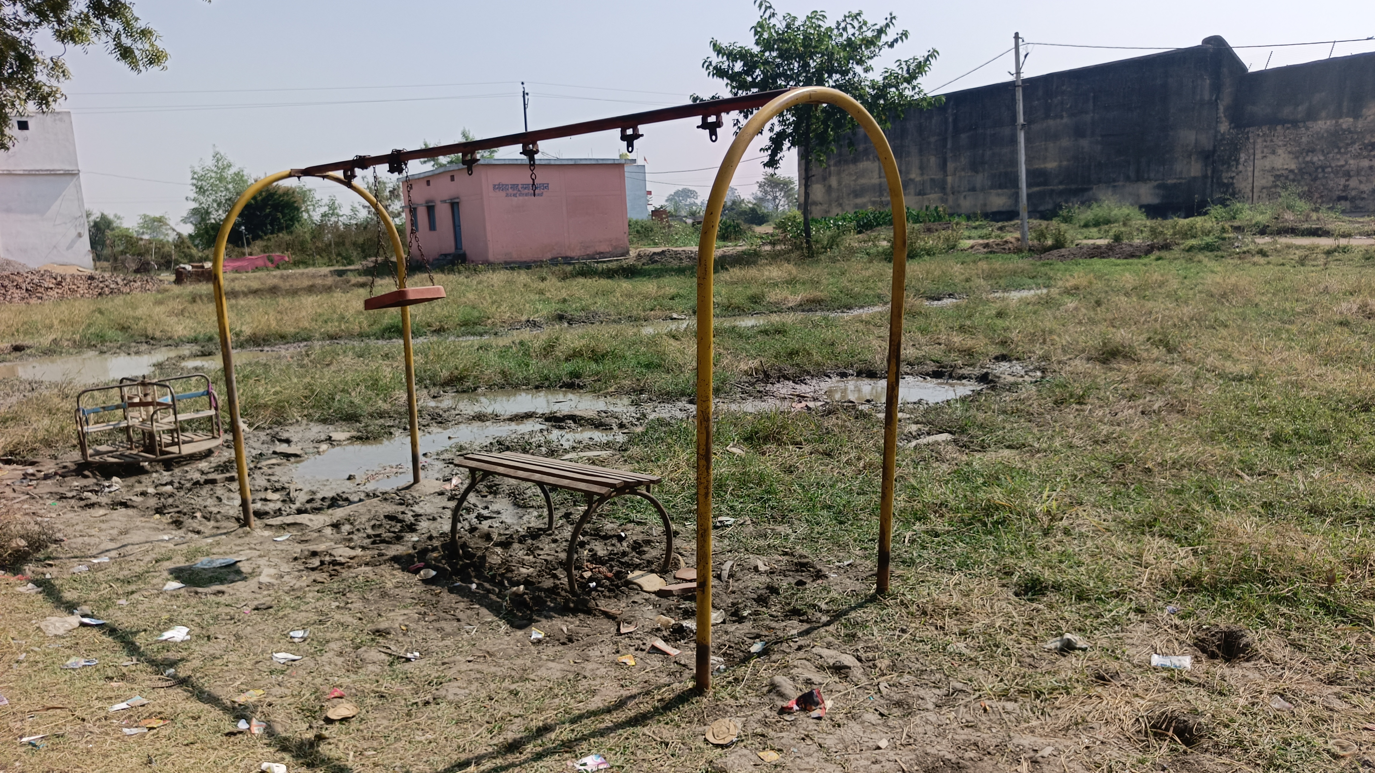 बठेना स्कूल परिसर में बना ओपन गार्डन जर्जर हो गया है।