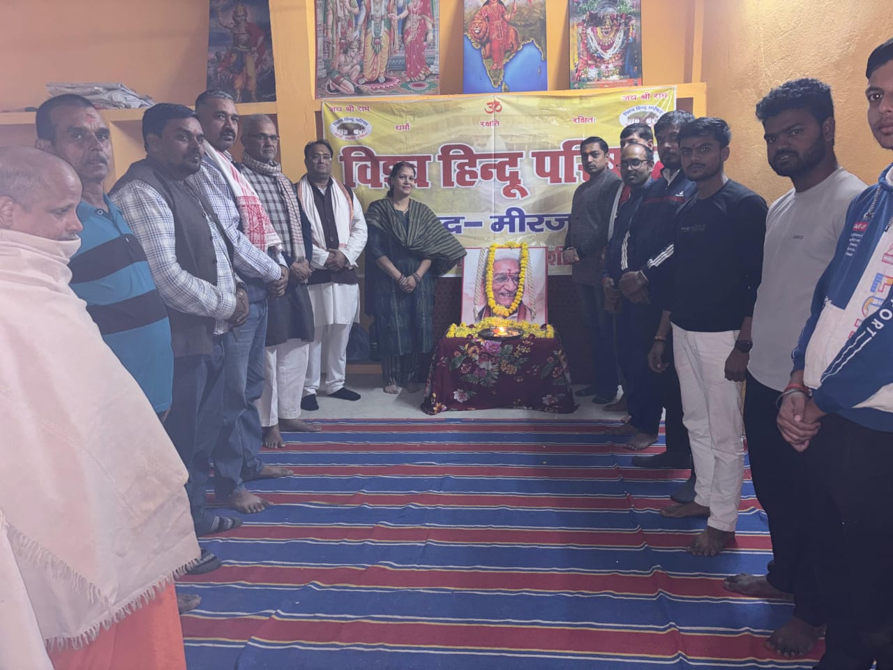 अशोक सिंघल की पुण्यतिथि पर विहिप पदाधिकारी व कार्यकर्ता। अशोक सिंघल की पुण्यतिथि पर विहिप पदाधिकारी व कार्यकर्ता।