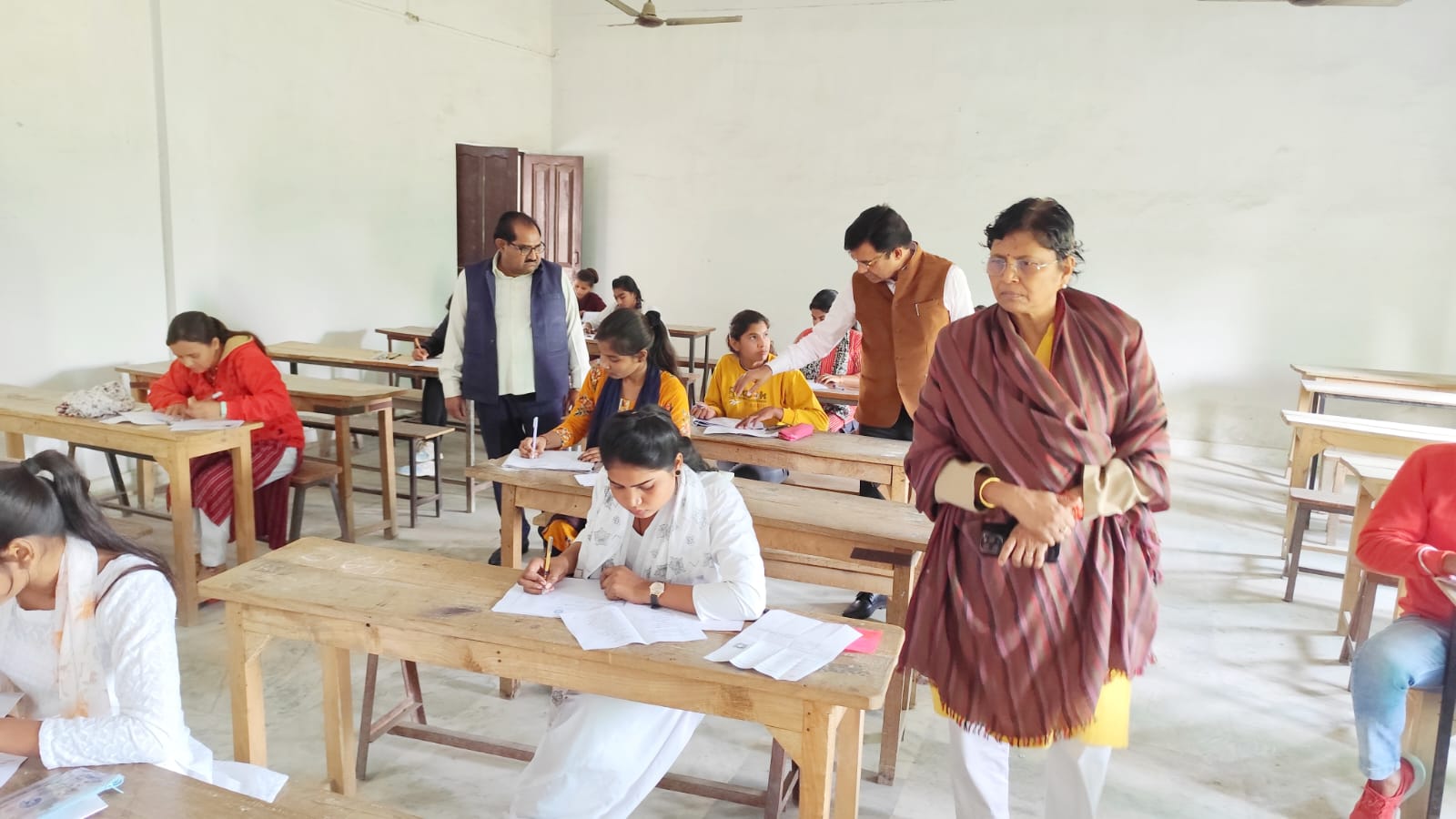 परीक्षा केंद्र पर निरीक्षण करते हुए कुलपति डॉ वंदना सिंह परीक्षा केंद्र पर निरीक्षण करते हुए कुलपति डॉ वंदना सिंह